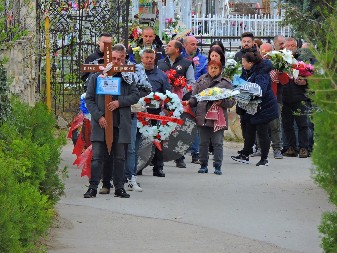 JEZIVE SCENE U KOČANIMA PARAJU DUŠU: Danas sahranjen vozač hitne pomoći, porodica i prijatelji nemi od bola (FOTO/VIDEO)