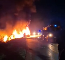 POGINULI BRAČNI PAR I JOŠ JEDNA OSOBA Detalji stravičnog sudara kod Melenaca: Dva automobila potpuno izgorela, traktor smrskan (VIDEO)