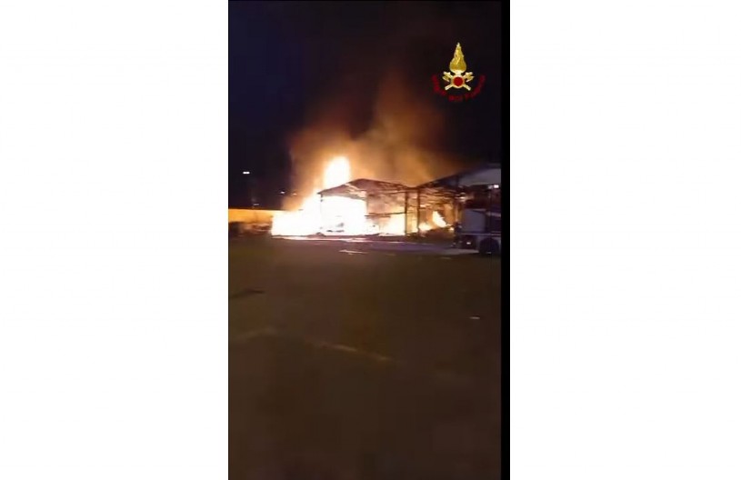 OGROMNA BUKTINJA NA PIJACI Gori 2.500 kvadrata, oblak se vidi iz većeg dela grada, objavljeni strašni snimci! (FOTO/VIDEO)