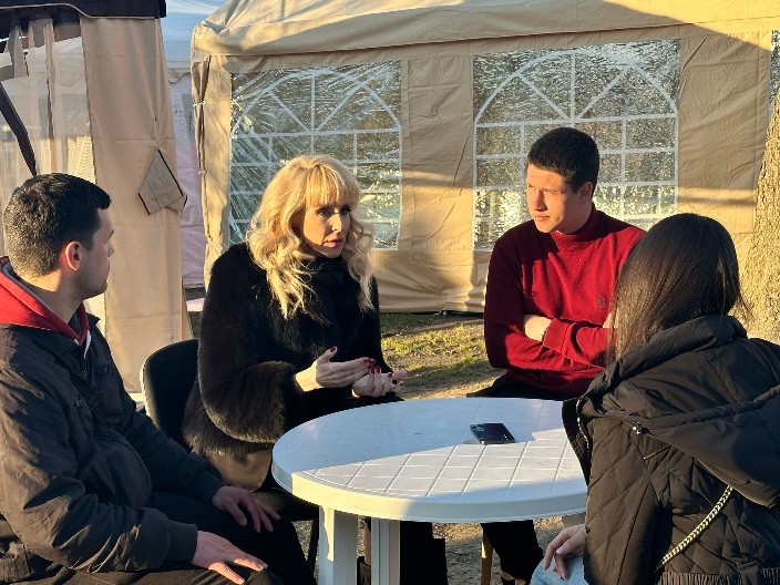 PROSLAVLJENA GLUMICA PODRŽALA STUDENTE KOJI HOĆE DA UČE: Iva Štrljić u Pionirskom parku (VIDEO)