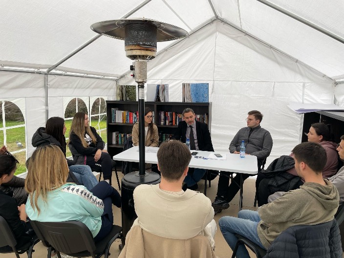 PREDAVANJE O NATO AGRESIJI U PIONIRSKOM PARKU Petar Đurđev sa studentima koji žele da uče (VIDEO)