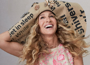 PRIRODNA LEPOTA BEZ FILTERA Sara Džesika Parker puni 60 godina, evo kako se menjala kroz decenije i ostala ikona stila