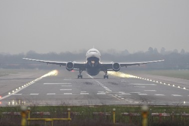 AVION IZ LONDONA HITNO SLETEO U ZADAR Putnik napravio haos, napao stjuardesu