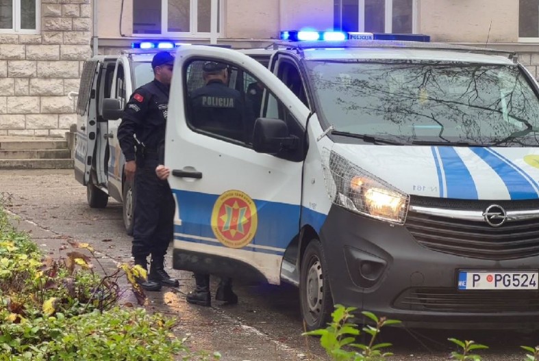 SAM SEBE PRIJAVIO POLICIJI: Oduzeto oružje, municija, vagica za precizno merenje...