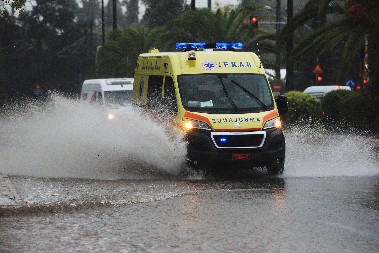 ŽENU BIVŠEG GRADONAČELNIKA PREGAZIO AUTOMOBIL Jeziva nesreća u grčkom gradu Larisa