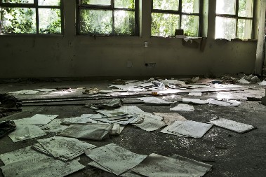 AU, KAKVA SKANDALČINA NA SRED ULICE Čovek pronašao gomilu papira, kad je video šta piše na njima, umalo se onesvestio od šoka!