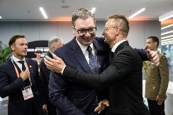 "PREDSEDNIKA VUČIĆA JE IZABRAO SRPSKI NAROD U SRBIJI, ŠTO SE MORA POŠTOVATI" Sijarto Trampa nazvao "patriotom", pomenuo i proteste