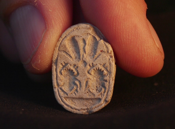 Devojčica je pronašla čudan predmet u zemlji – kad je majka saznala šta je, jedva su došle sebi!