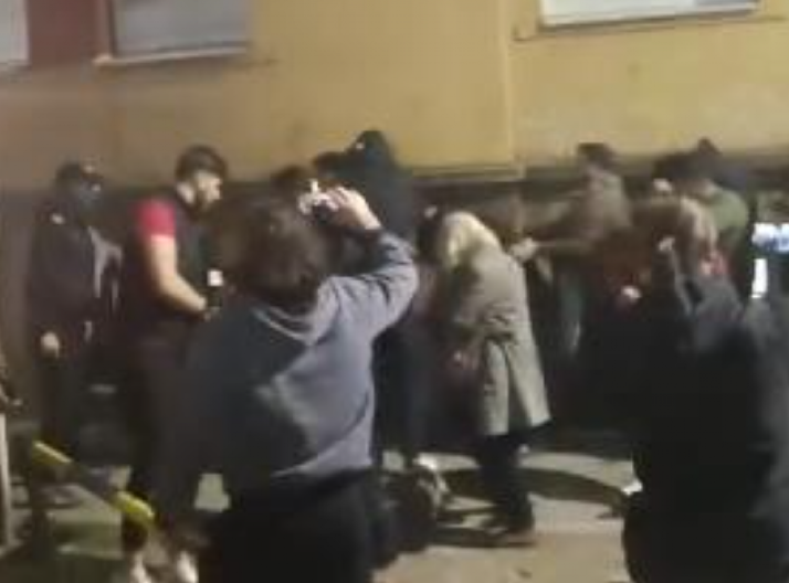 UDARAJU NA SVE ŠTO STIGNU! Nasilna opozicija napada ljude, uništava kuće i imovinu! A oni ćute!