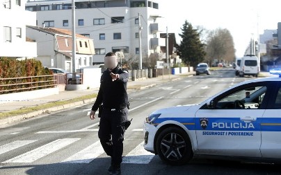 GO MUŠKARAC GRIZAO LJUDE I LUPAO STAKLA NA VOZILIMA! Bizarna scena sablasnula Splićane