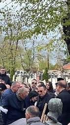 POTRESNA SCENA NA NOVOM GROBLJU Sin Željka Rutovića slomljen od tuge