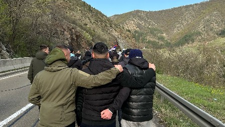 "KOSOVO JE SRCE SRBIJE!" Srbi sa Kosova i Metohije nastavljaju put na skup u Beogradu (VIDEO)