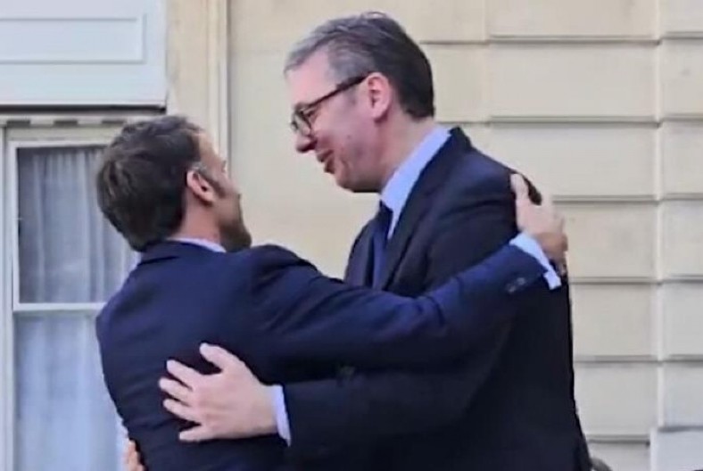 SNAŽAN I SRDAČAN ZAGRLJAJ ISPRED JELISEJSKE PALATE! Pogledajte kako je Makron ispratio Vučića posle radnog ručka (VIDEO)