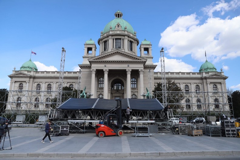 POČELO JE POSTAVLJANJE BINE ZA SKUP U BEOGRADU: Jedna ispred Skupštine, druga na Trgu Nikole Pašića, narod se priprema za skup ''Ne damo Srbiju'', 12. aprila(FOTO)