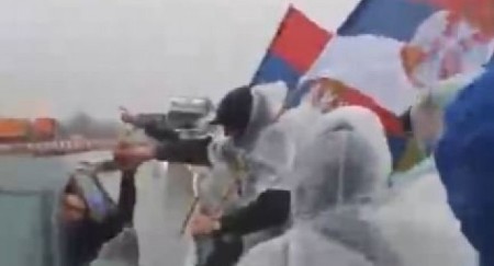 SRPSKI HEROJI SA KiM: Pogledajte po kakvom nevremenu pešače do Beograda, narod ih podržava i čestita (VIDEO)