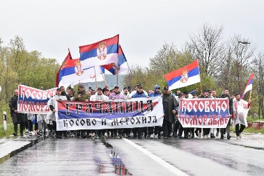 LAZAREVČANI SRDAČNO DOČEKALI SRBE SA KiM! ''Braćo, dobrodošli u Lazarevac'' (FOTO)