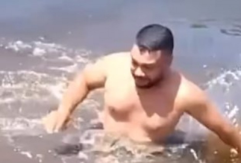 BRČKAO SE U VODI, I PRIMETIO DA MU SE NEŠTO MOTA PORED NOGU Muškarac za dlaku izbegao SMRT, pogledajte šokantni trenutak! (VIDEO)