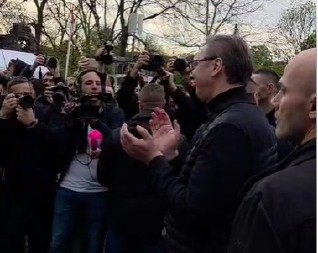 VUČIĆ APLAUZOM DOČEKUJE NAJVEĆU ZASTAVU SRBIJE: Predsednik sa osmehom na licu kad je video spektakularnu kolonu građana (VIDEO)