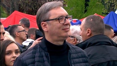 "BORIMO SE ZA ŽIVOT SRBIJE, I USPEĆEMO!" Predsednik Vučić sa građanima ispred Skupštine, poslao snažnu poruku!