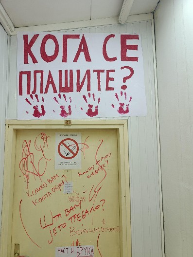 BRUTALNO NASILJE BLOKADERA! Bananina žena naredila napad na profesora koji je govorio na Svenarodnom saboru! (FOTO)