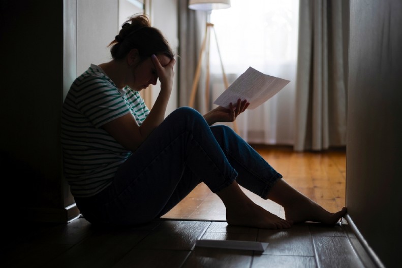 SREĐIVALA POLICU, A ONDA JE OTKRILA TAJNO PISMO Godinama nakon razvoda i smrti bivšeg muža, saznala istinu koja kida dušu na komade!