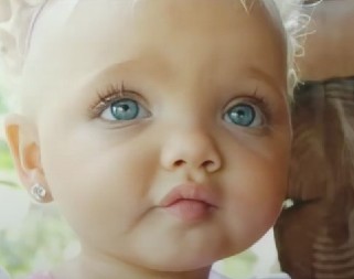 ''ŽIVA LUTKA" KOJA JE OČARALA PLANETU Majka joj zbog modelinga uništila detinjstvo, kao beba zarađivala milione, a evo gde je danas!
