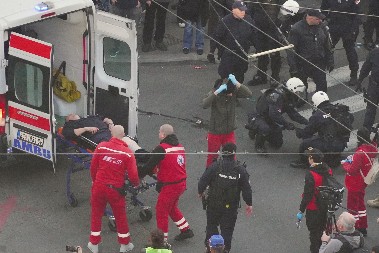 OGLASIO SE MUP "Grupa koja blokira RTS blokirala vozila policije, jedan policajac povređen"