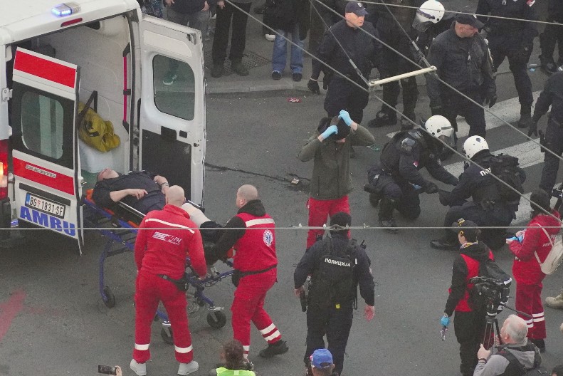 OGLASIO SE MUP "Grupa koja blokira RTS blokirala vozila policije, jedan policajac povređen"