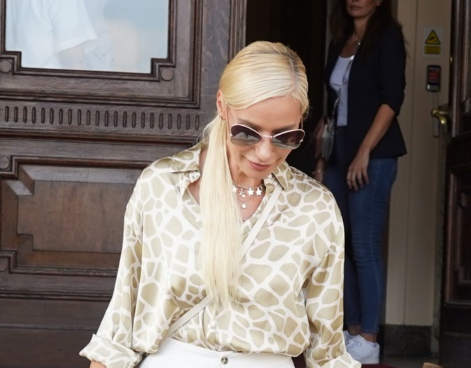 "HEMATOM NA GLAVI I BOL U VRATU, TAKO SE NE VRAĆA KUĆI" Voditeljka RTS o jezivom nasilju: "Nasilnika su nagradili"