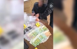 JAGODINAC ČAK 299 PUTA UTOPIO LAŽNE NOVČANICE OD PO 100 DOLARA! Falš devize razmenio u menjačnici