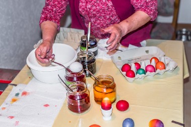 OBOJILI STE PRSTE FARBOM ZA JAJA? Tri sastojka iz kuhinje spašavaju stvar, očistite ruke za minut bez štetnih hemikalija!