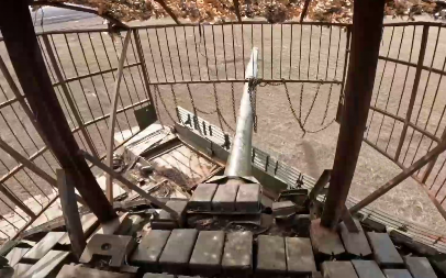 "ZVER" U KAVEZU ŽESTOKO BIJE NA FRONTU Razara sve pred sobom (VIDEO)