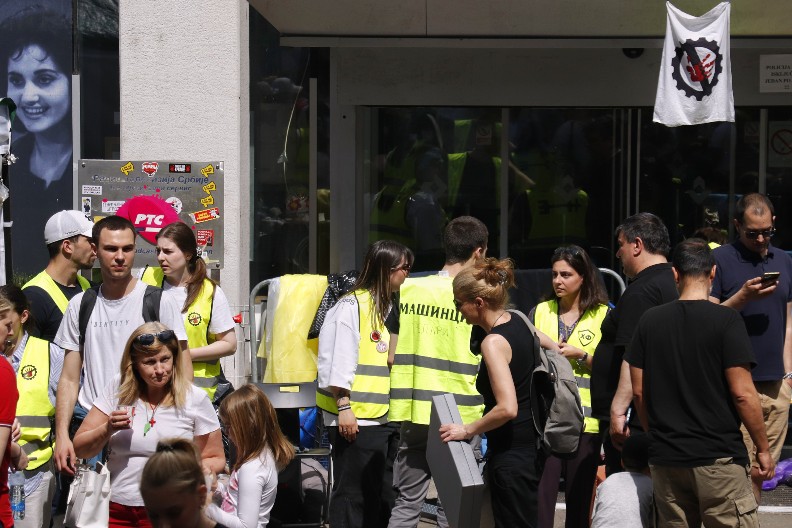 "POSTOJI SPOLJAŠNJI I UNUTRAŠNJI FAKTOR" Profesor Petrov raskrinkao nasilne blokadere: Sprovode državni udar