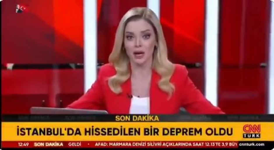 VODITELJKA DRHTI I ČVRSTO SE DRŽI ZA STO U PROGRAMU UŽIVO Panika u studiju tokom snažnog zemljotresa u Turskoj (VIDEO)