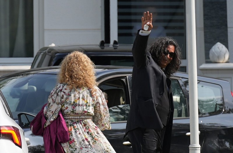 NAKON DOLASKA MAJKE USLEDIO ŠOK! Otac Tee Tairović se pojavio sa nepoznatom ženom, sve oči uprte u njih!