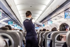 NEVIĐENA MAKLJAŽA U AVIONU Pijani muškarac napao stjuardesu i PLJUVAO putnike, evo kako je pilot okončao dramu!