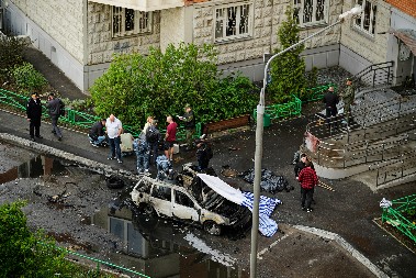 JEZIV PRIZOR NAKON EKSPLOZIJE U KOJOJ JE STRADAO PUTINOV GENERAL Pogledajte šta je ostalo od "golfa", poginula još jedna osoba (FOTO)