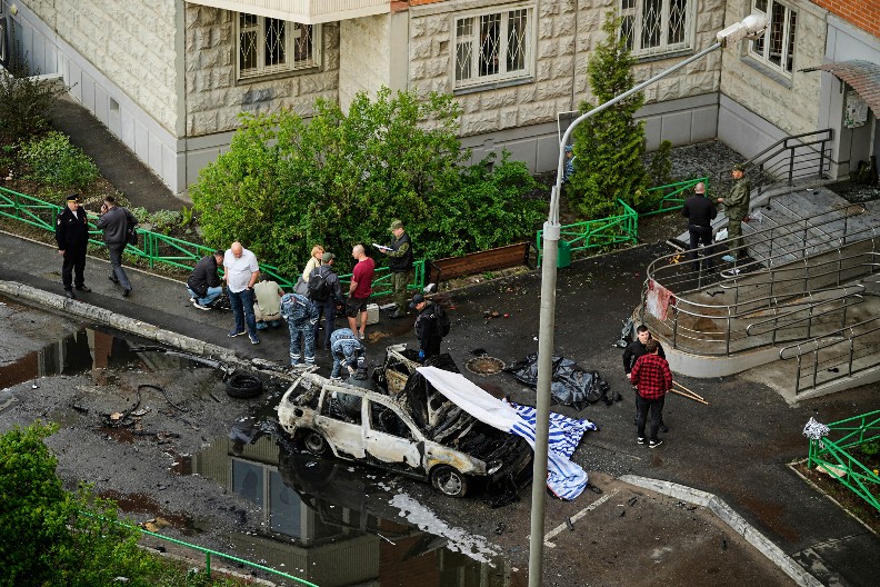 JEZIV PRIZOR NAKON EKSPLOZIJE U KOJOJ JE STRADAO PUTINOV GENERAL Pogledajte šta je ostalo od "golfa", poginula još jedna osoba (FOTO)