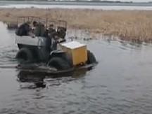 PLOVILI PO VODI, U SLEDEĆEM TRENUTKU NASTAO ŠOU Snimak koji je nasmejao internet do suza, ni Titanik nije ovako potonuo! (VIDEO)