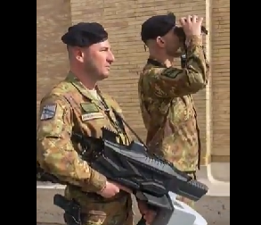 SNIMCI VOJNIKA SA ORUŽJEM NA PAPINOJ SAHRANI UZDRMALI JAVNOST! Šta im je ovo? (VIDEO)