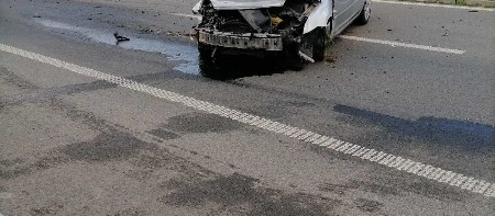 DELOVI VOZILA RAZBACANI PO PUTU, SVE SE DESILO U BLIZINI ŠKOLE! Lančani sudar u dragačevskom selu