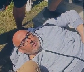 POKUŠALI DA LINČUJU DEKANA, POVREĐEN LEŽAO NA ZEMLJI Blokaderi ga psovali i napadali kao zveri (FOTO/VIDEO)