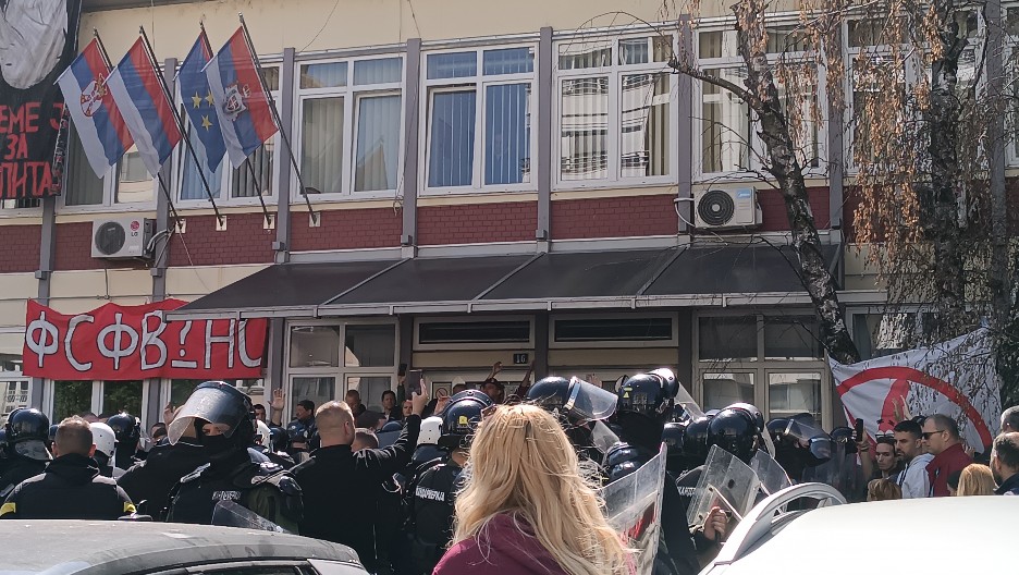 "NA KOLIMA HITNE POMOĆI IZBUŠENE SVE ČETIRI GUME" Fašisti demolirali vozilo sa lekarima, hteli da Drid umre!