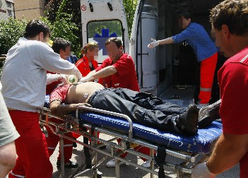 ZATEČEN U LOKVI KRVI NA ZVEZDARI, NIJE MU BILO SPASA! Mladić (34) imao ubodne rane na stomaku