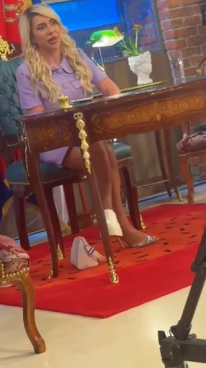 SNIMAK IZ STUDIJA TELEVIZIJE PINK OTKRIVA PRAVU ISTINU! Evo šta Jovana Jeremić radi kada se kamere ugase: "Ne želite da znate uzrok date situacije"