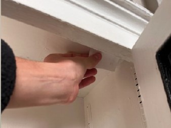 RENOVIRALI KUĆU PA OTKRILI STRAVIČNU TAJNU U ormariću pronašli poruku i 14 misterioznih cifara – niko ne zna šta znače! (FOTO)