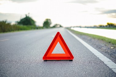 ŠPANIJA UKIDA TROUGAO UPOZORENJA ZA VOZAČE Od 2026. svi vozači moraju imati poseban uređaj