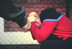 TINJEDŽERI PRETUČENI NA PUTU DO ŠKOLE Mladići izleteli iz automobila i napali ih