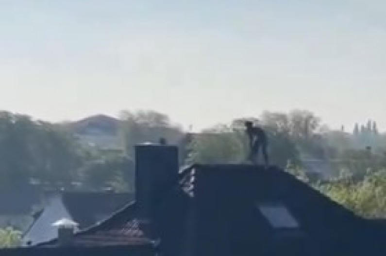 TINEJDŽER IZAZVAO DRAMU NA KROVU Divljao i bacao crepove na policiju, prolaznici vrištali u panici! (VIDEO)