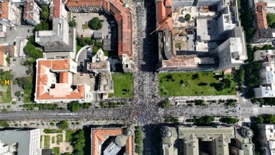 PROPAST PROTESTA BLOKADERA FOTELJAŠA ISPRED ZGRADE VLADE Nastavljaju da terorišu građane (FOTO)